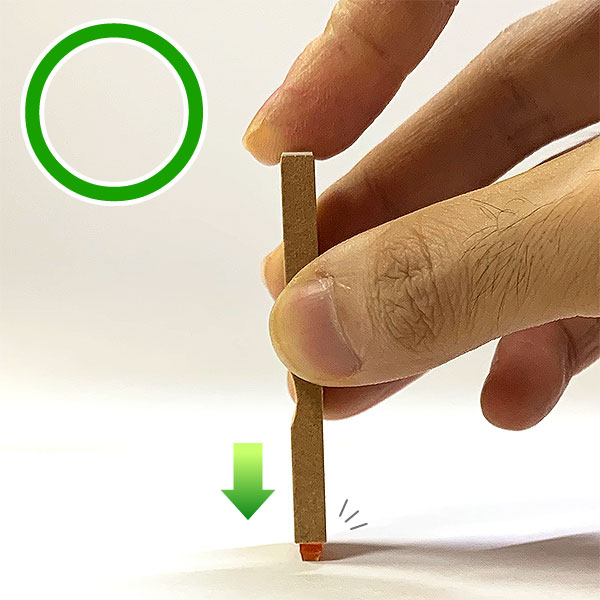 1cm程度の小さい物は、チョンっと軽く紙に触る程度でOK。